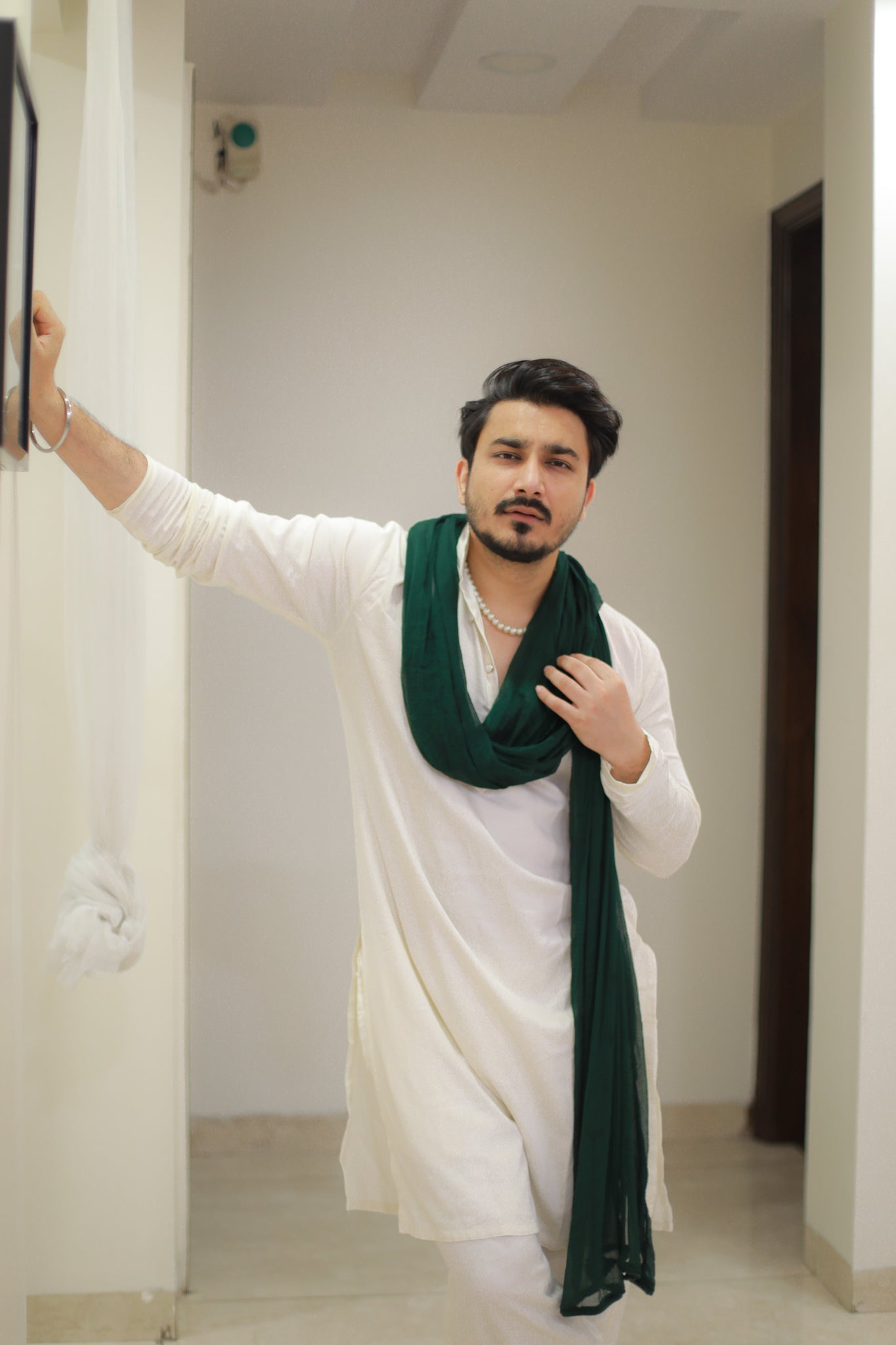 Off white Kurta pyjama with stole & Neck accessory