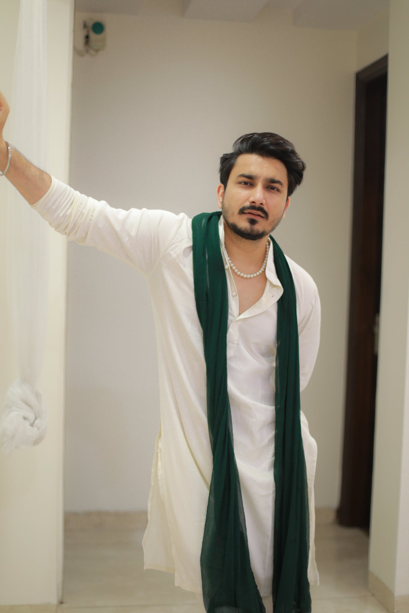 Off white Kurta pyjama with stole & Neck accessory