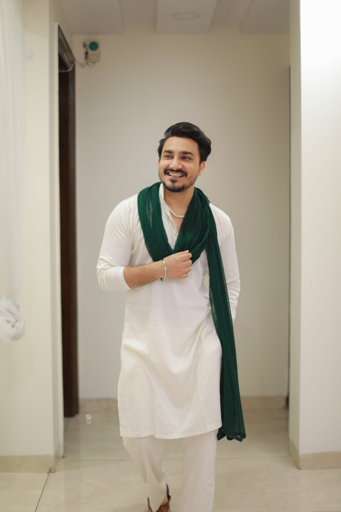 Off white Kurta pyjama with stole & Neck accessory